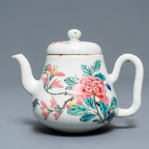 Een Chinese famille rose theepot en deksel met floraal decor, Yongzheng — foto 2