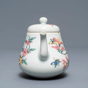 Een Chinese famille rose theepot en deksel met floraal decor, Yongzheng — foto 3