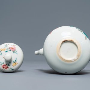 Een Chinese famille rose theepot en deksel met floraal decor, Yongzheng — foto 7