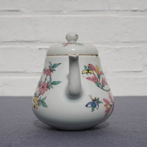 Een Chinese famille rose theepot en deksel met floraal decor, Yongzheng — foto 9