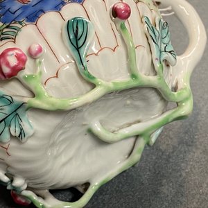 Een Chinese famille rose theepot en deksel met hanen, Yongzheng — foto 14