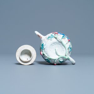 Een Chinese famille rose theepot en deksel met hanen, Yongzheng — foto 7