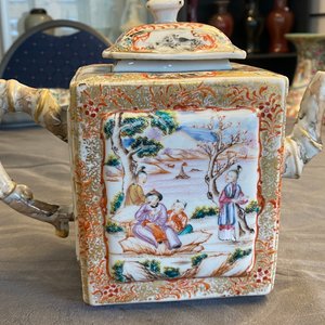 Een Chinese famille rose theepot en deksel met mandarijns decor, Qianlong — foto 13