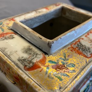 Een Chinese famille rose theepot en deksel met mandarijns decor, Qianlong — foto 8