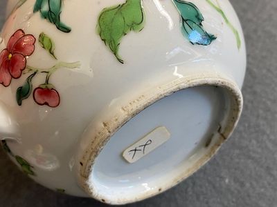 Een Chinese famille rose theepot en deksel met pioenen, Yongzheng — foto 10