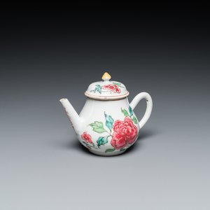 Een Chinese famille rose theepot en deksel met pioenen, Yongzheng — foto 1