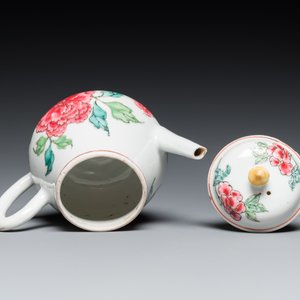 Een Chinese famille rose theepot en deksel met pioenen, Yongzheng — foto 6