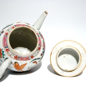 Een Chinese famille rose theepot en een bord met decor van ganzen, Yongzheng/Qianlong — foto 8