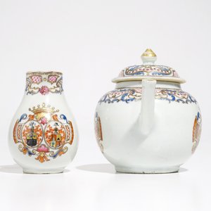 Een Chinese famille rose theepot en melkkan met wapendecor, Qianlong — foto 3