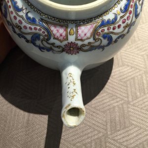 Een Chinese famille rose theepot en melkkan met wapendecor, Qianlong — foto 9