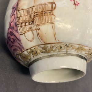 Een Chinese famille rose theepot en theebus met een dame met hondje, Yongzheng/Qianlong — foto 14