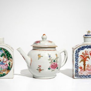 Een Chinese famille rose theepot en twee theebussen, Qianlong — foto 1
