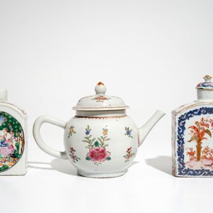 Een Chinese famille rose theepot en twee theebussen, Qianlong — foto 3
