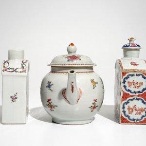 Een Chinese famille rose theepot en twee theebussen, Qianlong — foto 4