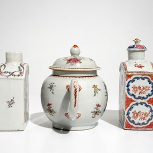 Een Chinese famille rose theepot en twee theebussen, Qianlong — foto 5