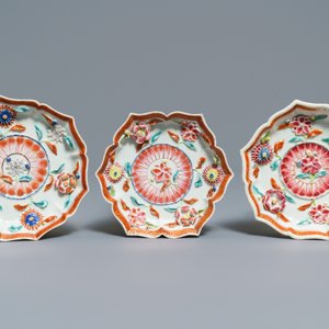 Een Chinese famille rose theepot, melkkan en theebus op onderbord met reliëfdecor, Yongzheng — foto 2