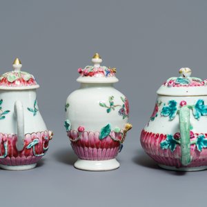 Een Chinese famille rose theepot, melkkan en theebus op onderbord met reliëfdecor, Yongzheng — foto 9