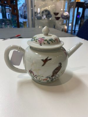 Een Chinese famille rose theepot met adelaars en bloemen, Yongzheng — foto 2