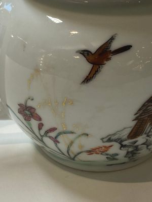 Een Chinese famille rose theepot met adelaars en bloemen, Yongzheng — foto 3
