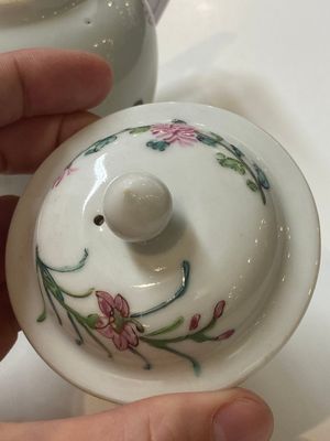 Een Chinese famille rose theepot met adelaars en bloemen, Yongzheng — foto 6