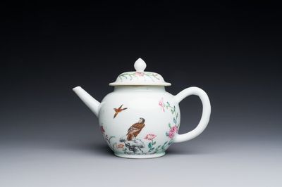Een Chinese famille rose theepot met adelaars en bloemen, Yongzheng