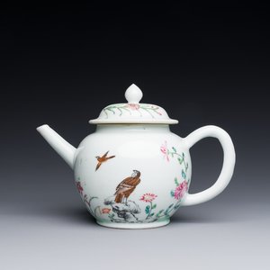Een Chinese famille rose theepot met adelaars en bloemen, Yongzheng — foto 1