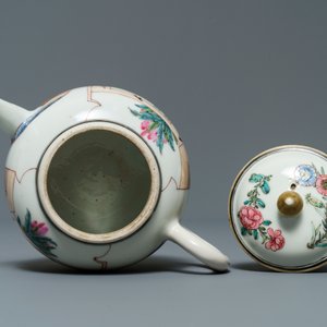 Een Chinese famille rose theepot met dames in een tuin, Yongzheng — foto 6