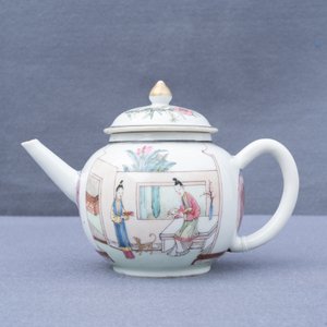 Een Chinese famille rose theepot met dames in een tuin, Yongzheng — foto 8