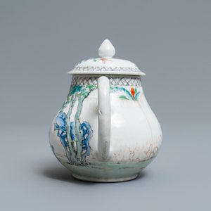 Een Chinese famille rose theepot met dames in een tuin, Yongzheng — foto 5