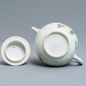 Een Chinese famille rose theepot met dames in een tuin, Yongzheng — foto 7