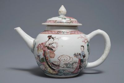 Een Chinese famille rose theepot met de onsterfelijke Lan Cai He, Yongzheng