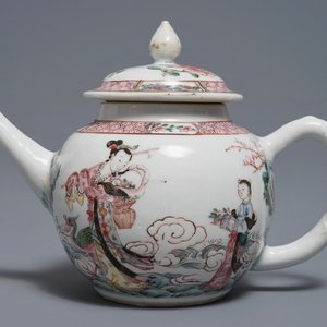 Een Chinese famille rose theepot met de onsterfelijke Lan Cai He, Yongzheng — foto 1
