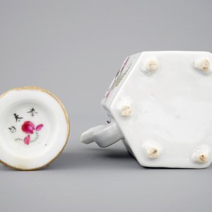 Een Chinese famille rose theepot met decor uit Wu Shuang Pu, 19e eeuw — foto 6