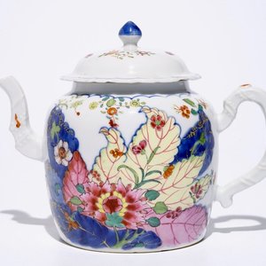Een Chinese famille rose theepot met decor van tabaksbladeren, Qianlong — foto 1