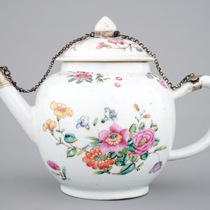 Een Chinese famille rose theepot met deksel, 18e eeuw — foto 2
