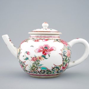 Een Chinese famille rose theepot met deksel en ongewone tuit, Yongzheng/Qianlong — foto 2