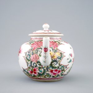 Een Chinese famille rose theepot met deksel en ongewone tuit, Yongzheng/Qianlong — foto 3