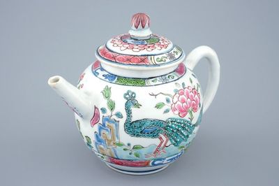 Een Chinese famille rose theepot met deksel in Londen gedecoreerd, Qianlong, 18e eeuw
