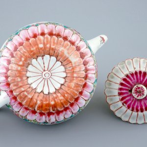 Een Chinese famille rose theepot met deksel in lotusvorm, Yongzheng, 1723-1735 — foto 3