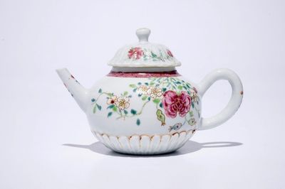 Een Chinese famille rose theepot met deksel in lotusvorm, Yongzheng