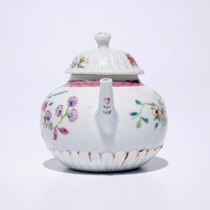 Een Chinese famille rose theepot met deksel in lotusvorm, Yongzheng — foto 4