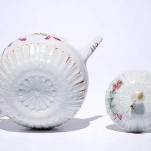 Een Chinese famille rose theepot met deksel in lotusvorm, Yongzheng — foto 6
