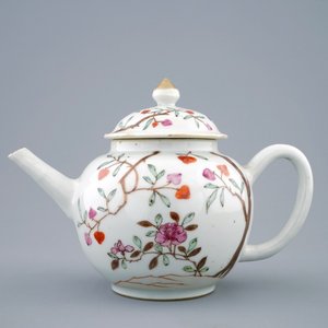 Een Chinese famille rose theepot met deksel met bloesems en bomen, Qianlong, 18e eeuw — foto 1
