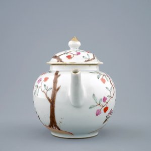 Een Chinese famille rose theepot met deksel met bloesems en bomen, Qianlong, 18e eeuw — foto 2