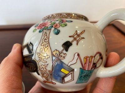 Een Chinese famille rose theepot met deksel met decor van antiquiteiten, Yongzheng — foto 9