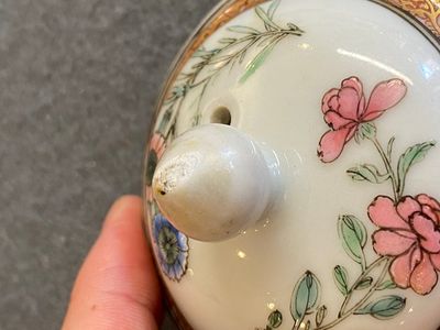 Een Chinese famille rose theepot met deksel met decor van antiquiteiten, Yongzheng — foto 10