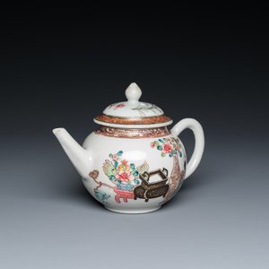 Een Chinese famille rose theepot met deksel met decor van antiquiteiten, Yongzheng — foto 1