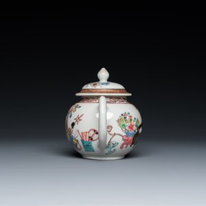 Een Chinese famille rose theepot met deksel met decor van antiquiteiten, Yongzheng — foto 3