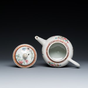 Een Chinese famille rose theepot met deksel met decor van antiquiteiten, Yongzheng — foto 6