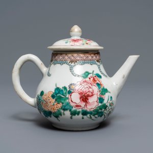 Een Chinese famille rose theepot met deksel met fijn floraal decor, Yongzheng — foto 2